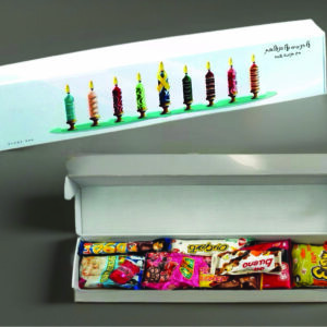 מארז ממתקים בקופסת מעוצבת חנוכייה ארוכה