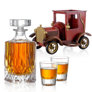 סט מתנה דיקנטר ויסקי 700cc עם שתי כוסות במעמד מכונית עץ עתיקה